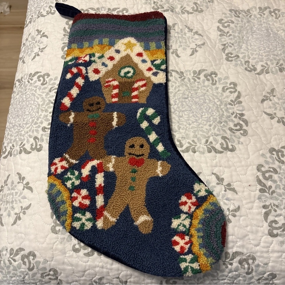 HEIRLOOM LATCHHOOK
GINGERBREAD HOUSE COOKIES
CHRISTMAS STOCKING BLUE VELVET